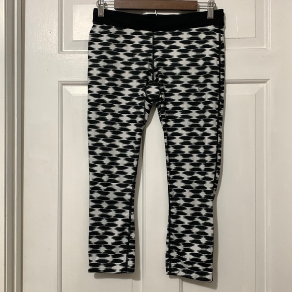 Nike Dri-Fit black and white style 645610-011 cropped leggings w/ zipper pocket - Picture 3 of 13